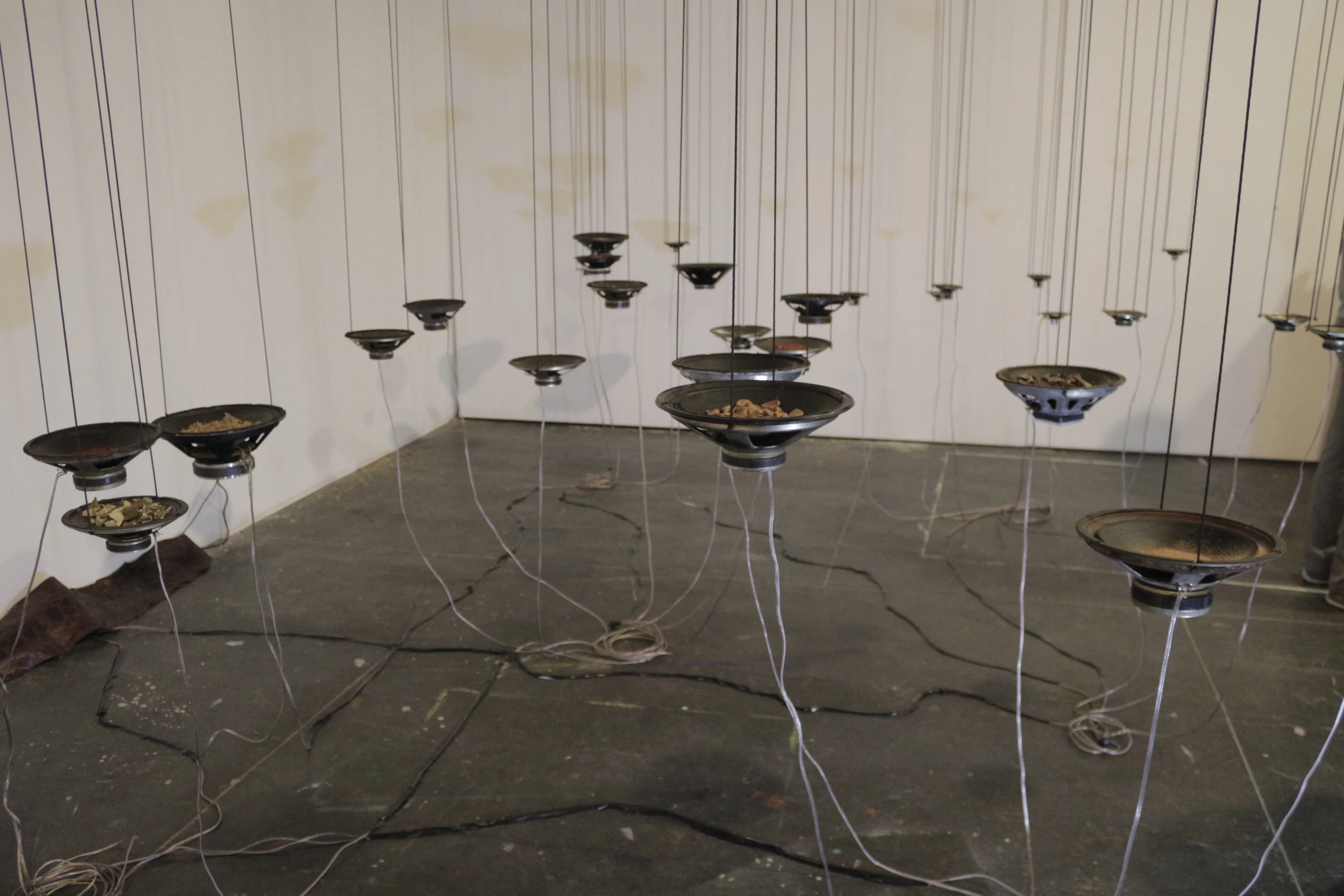 Marta Ferracin — Instalação com woofers suspensos